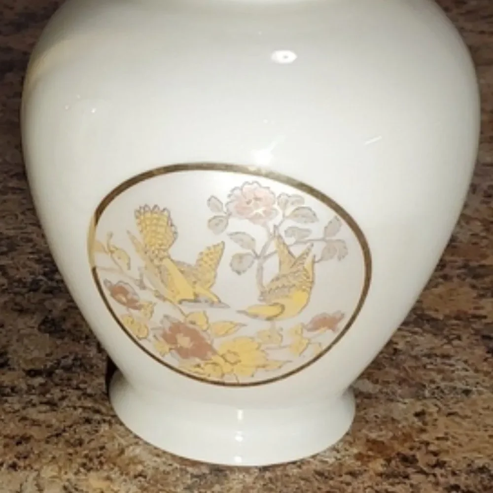 Japan Ginger Jar with lid - Chokin 22k gold trim - Birds & Butterflies
